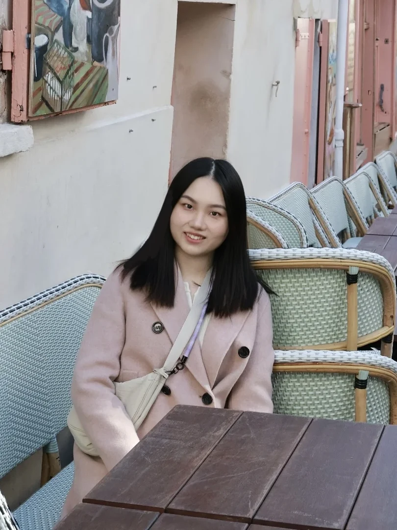 Eine Wissenschaftlerin und ein Wissenschaftler arbeiten hinter einer Glasfassade und mischen Chemikalien mit Großgeräten.